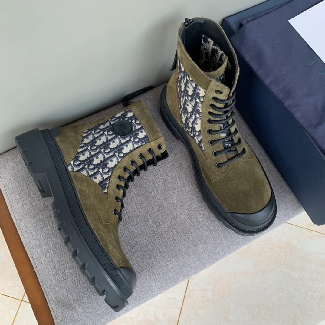 [DIOR] Top P: 920💰 Number of yards: 39~44 (38.45 custom-made, non-refundable) Dior Dior~ Winter series, original 1:1 development Casual men's leather shoes Made with heavy investment, shoes and boots are made of imported cowhide + imported Dior special fabric Not easily deformed black cowhide lining Dior large hardware inlay Original TPU vacuum outsole, black cowhide Black open edge beads Military green suede Black suede Khaki suede leather is crafted by a large factory, and the perfect product is only prepared for you who know your taste! Any comparisons are welcome.